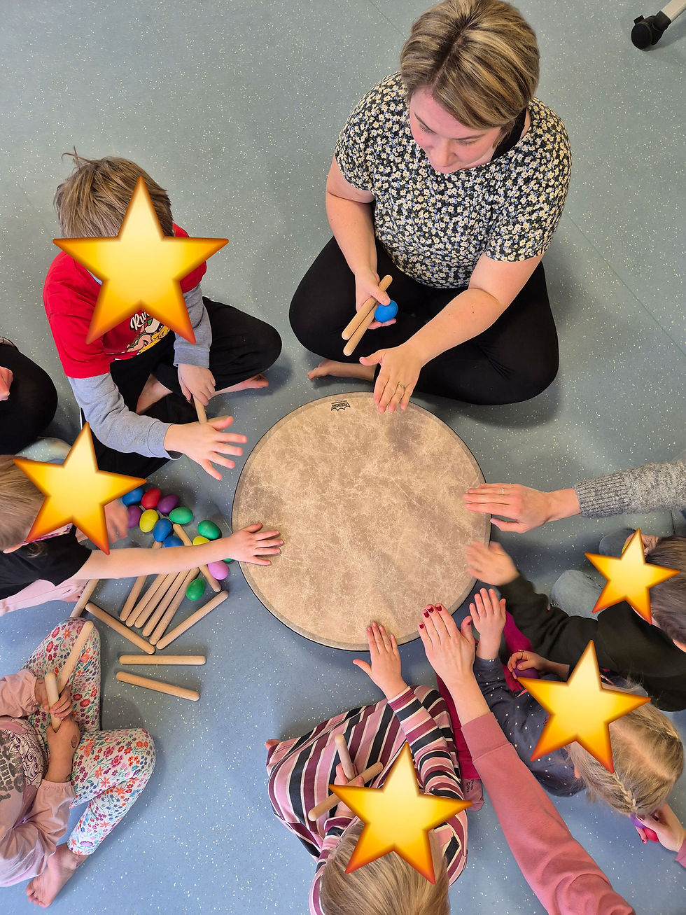Enfants réunis autour d'une activité collective dans un cadre convivial.