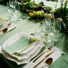 Décoration florale de mariage avec fleurs et éléments végétaux