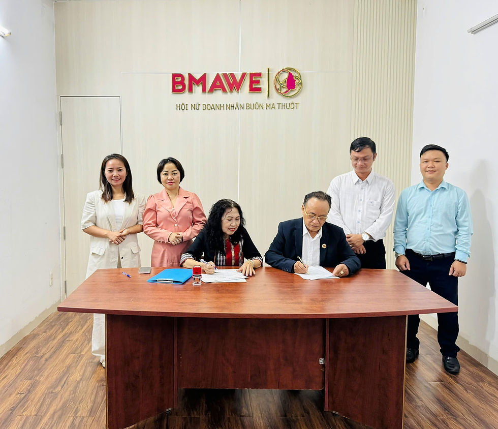 Bà Bùi Thị Lan và ThS. QTKD, LS. Dương Mạnh Hùng – Viện trưởng Viện Đào tạo & Phát triển Doanh nhân Việt Nam (VIETD) ký quyết định Thành lập VIETD Đắklắk và Bổ nhiệm các thành viên Ban Điều Hành.