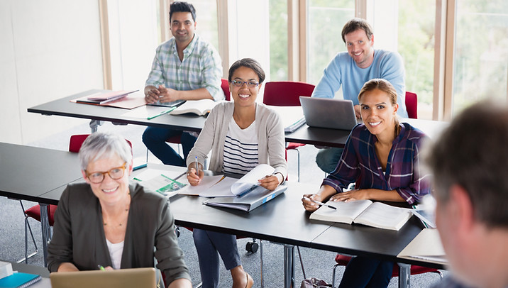 Schüler und Lehrer im Klassenzimmer