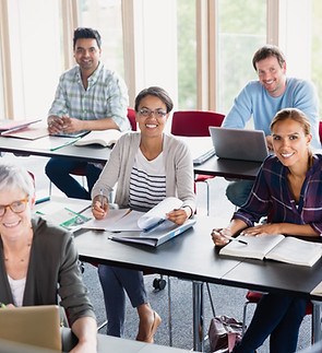 Étudiants et enseignant en salle de classe