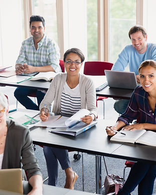 Étudiants et enseignant en salle de clas