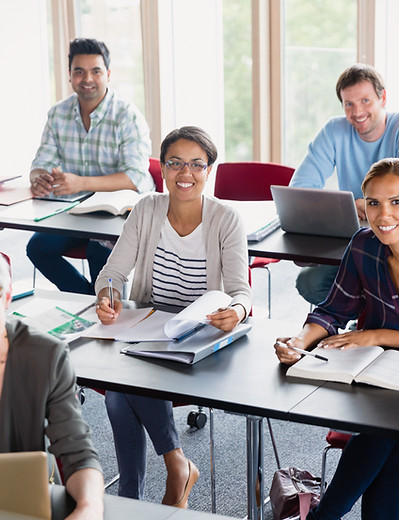 Alumnos y profesor en aula