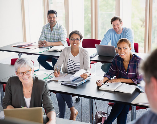 Étudiants et enseignant en salle de classe