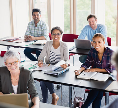Alunos e professores em sala de aula