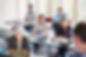 Étudiants et enseignant en salle de classe