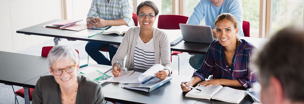 Étudiants et enseignant en salle de classe