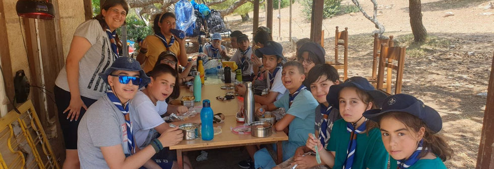 Ομάδα Σούνιο 2022 η όμαδα στην τραπεζαρία τρώει το δεκατινό της.jpg