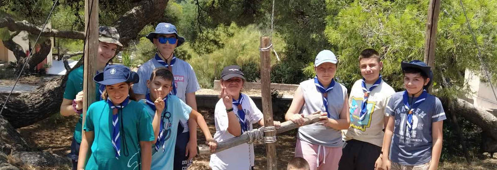 Ομάδα Σούνιο 2022 η ενωμοτεία των Λύκων μπροστά από την πύλη τους στην Κατασκήνωση.jpg