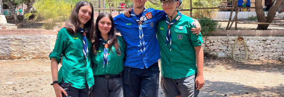 Ομάδα Σούνιο 2022 ο Αρχηγός με τα παιδιά που ανεβαίνουν στην Κοινότητα.jpg