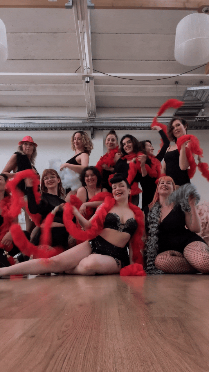 Learn burlesque in Zaandam, weekly courses and drop-ins for every body and level, taught in English. Your first class from €12. Burlesque les in een dansstudio in Zaandam