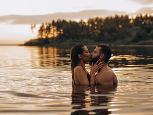 A couple focused on intimacy without technology