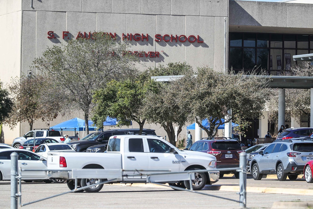 Facade and parking lot of Austin High School