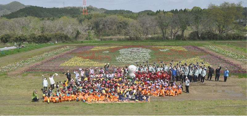 『でか!花壇』を背景に記念撮影