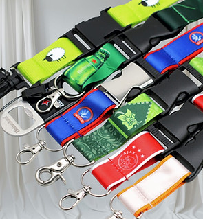 Ilustrasi design lanyard custom dan aksesoris branding sesuai tema perusahaan.