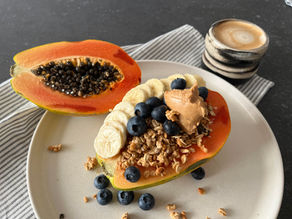 exotische Papayabowl mit Granola und Peanutbutter