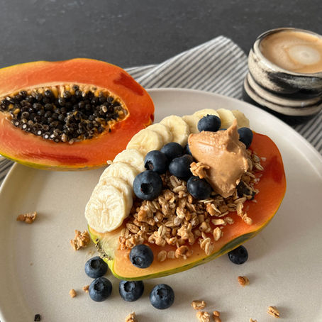 exotische Papayabowl mit Granola und Peanutbutter