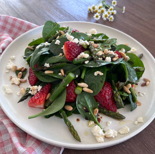 Salat mit Babyspinat Erdbeeren und grünem Spargel