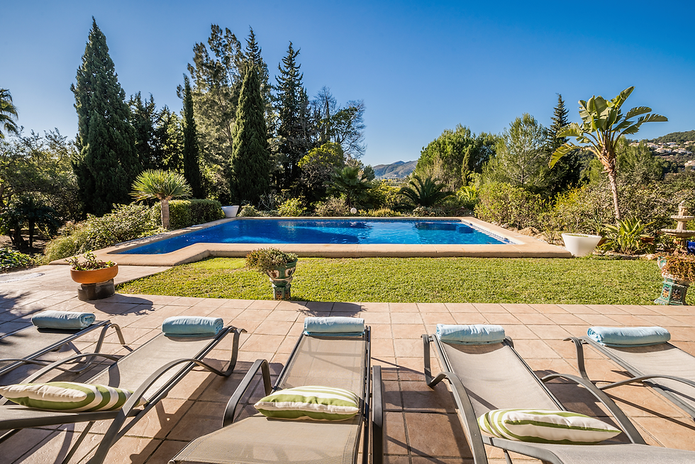 La Paz garden and pool