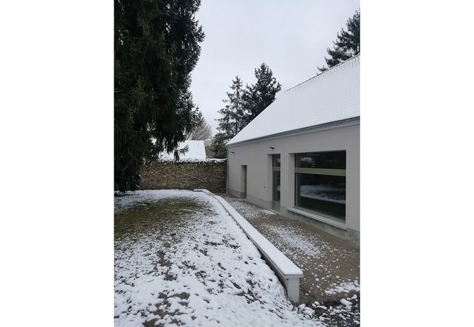 salle des fêtes d'Hermeray, Yvelines, Rambouillet, rénovation et extension, salle polyvalente, matériaux biosourcés. Parc naurel de la haute vallée de Chevreuse. Neige.