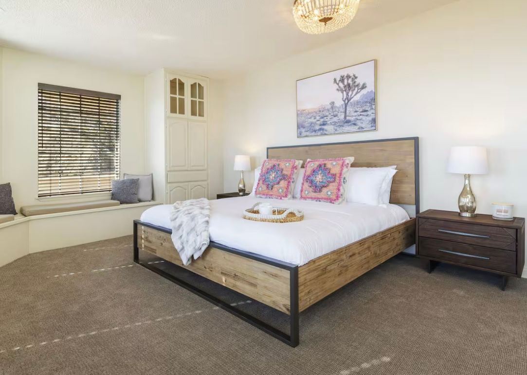 Room 4 (1 queen bed)