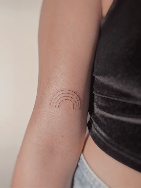 Tattouage arc-en-ciel lignes fines
