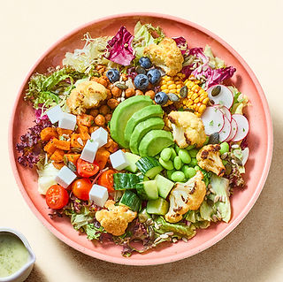 Protein Bowl mit Avocado, Blumenkohl, Kichererbsen, Saaten und Dressing plus Drink – nahrhafter Lunch Deal bei Hulala Düsseld