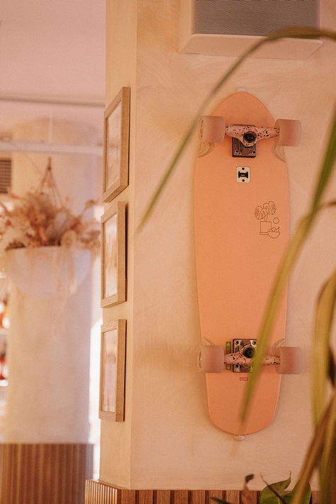 Pastellrosa Longboard als Wanddekoration im Restaurant Hulala Düsseldorf.
