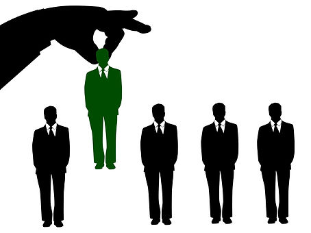 Symbolbild mit fünf identischen Silhouetten eines Geschäftsmannes, wovon einer grün ist und von einer Schattenhand empor gehoben wird.