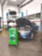Carros em manutenção na JNB OFICINA com equipamento de ar condicionado