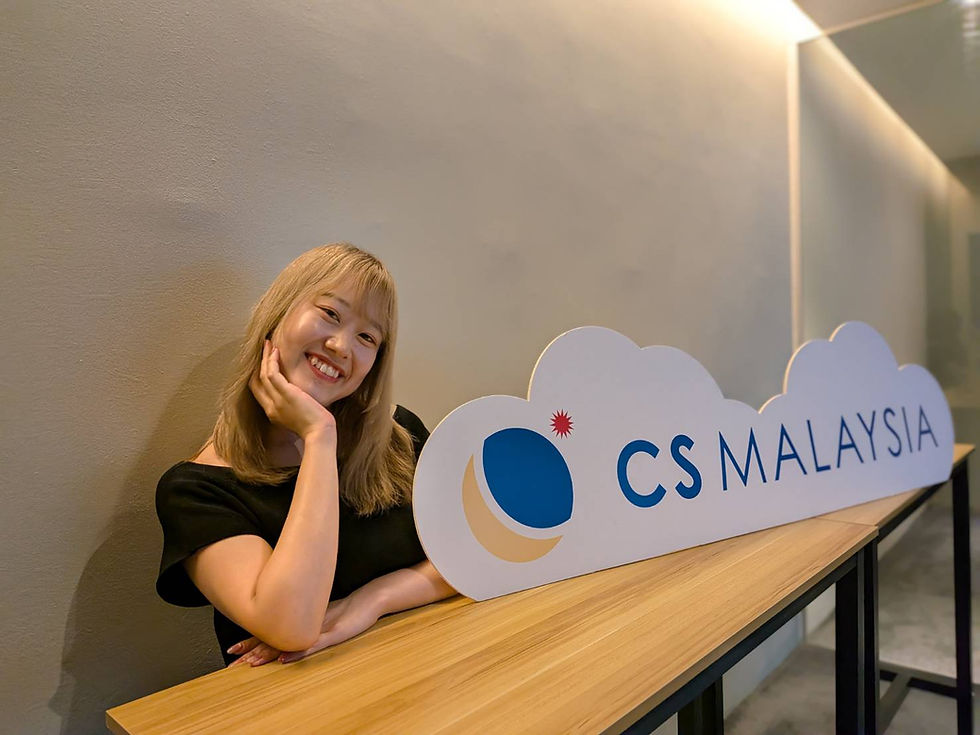 CS Malaysiaのオフィスで取材に応じる、元CAでマレーシア就職を実現したMaiさん