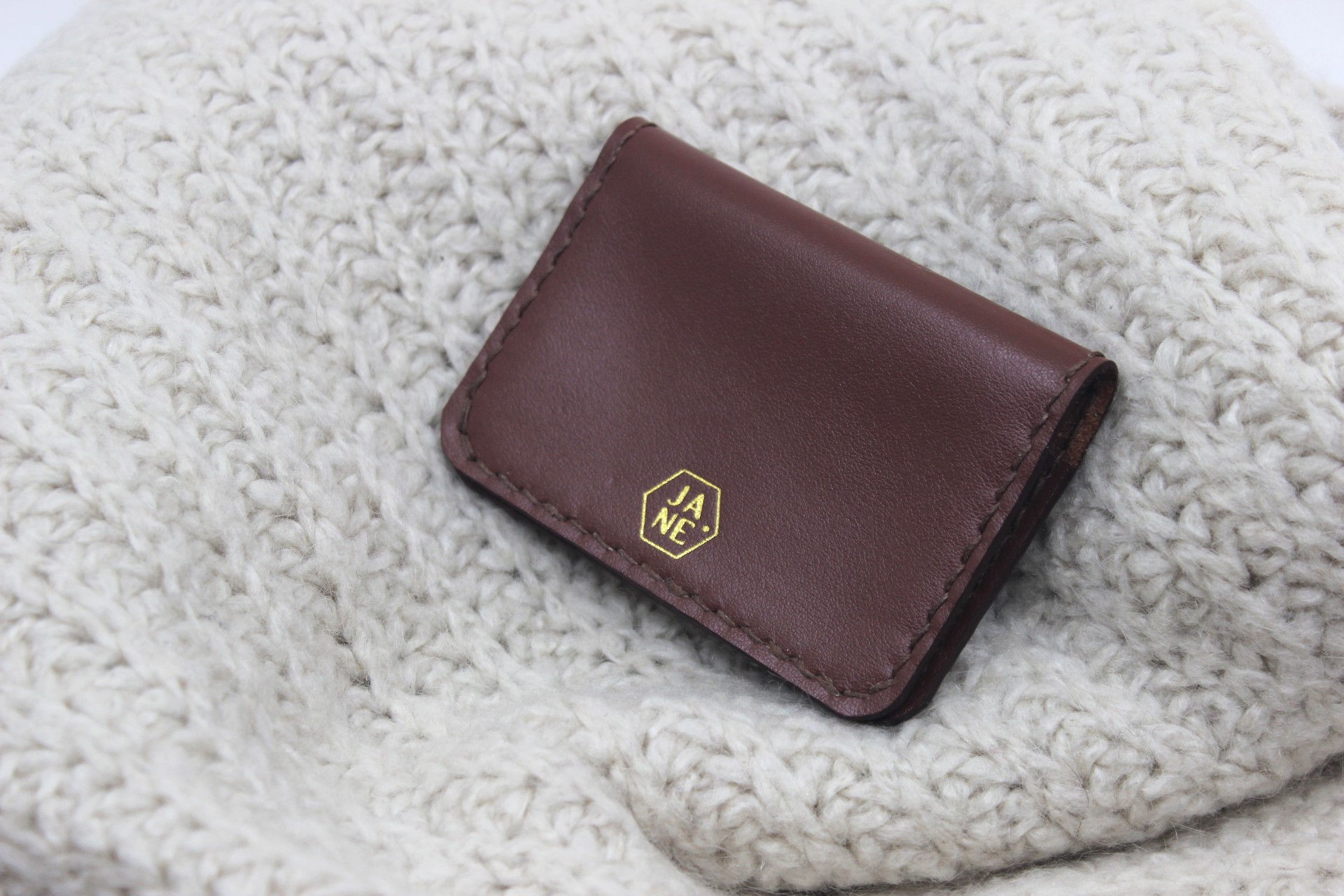 Porte-cartes GABIN marron, vue extérieure avec logo