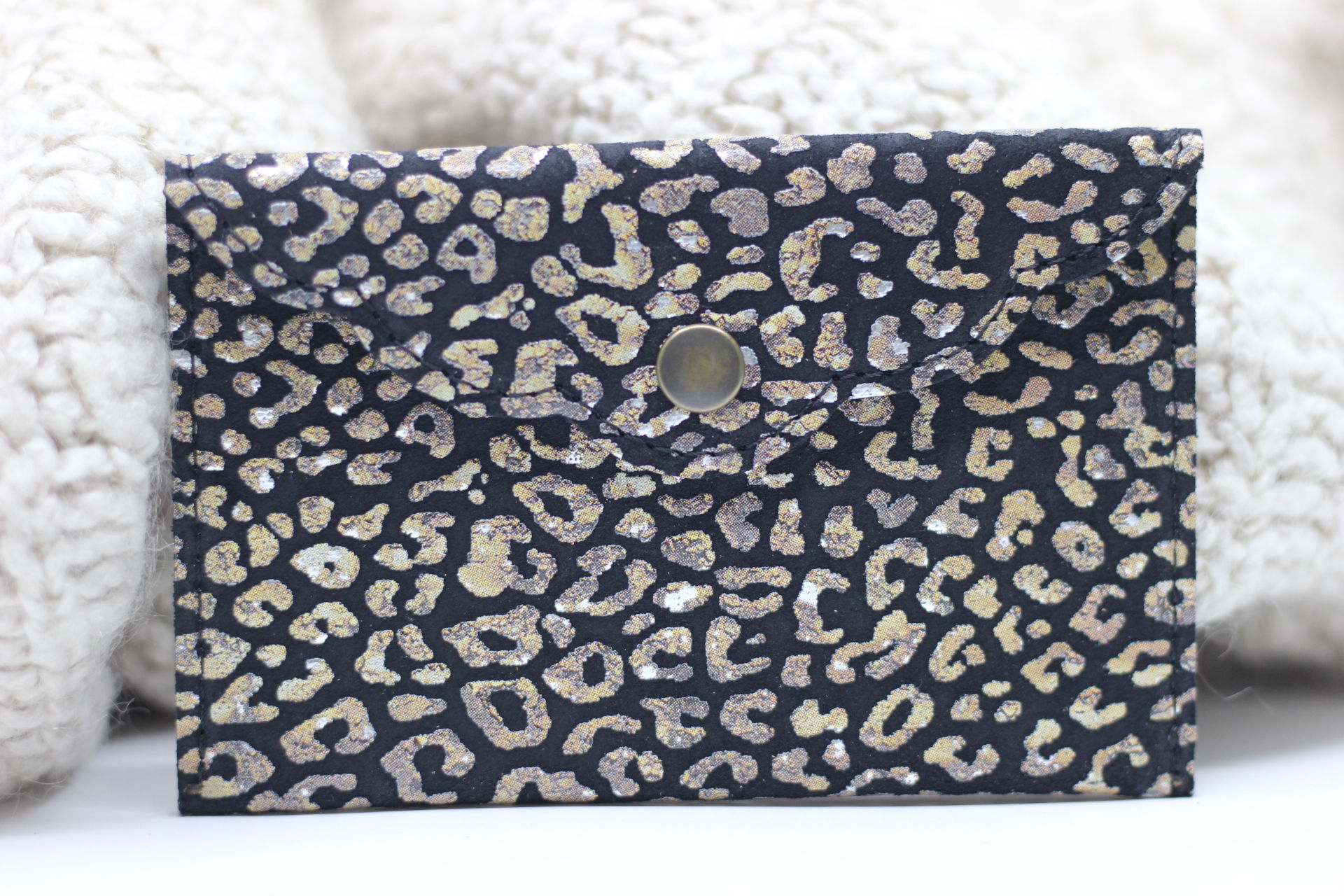 Pochette cuir noir motif léopard INES