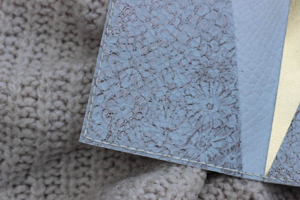 Miniature : Porte-passeport BAO en cuir blanc motif floral argenté.