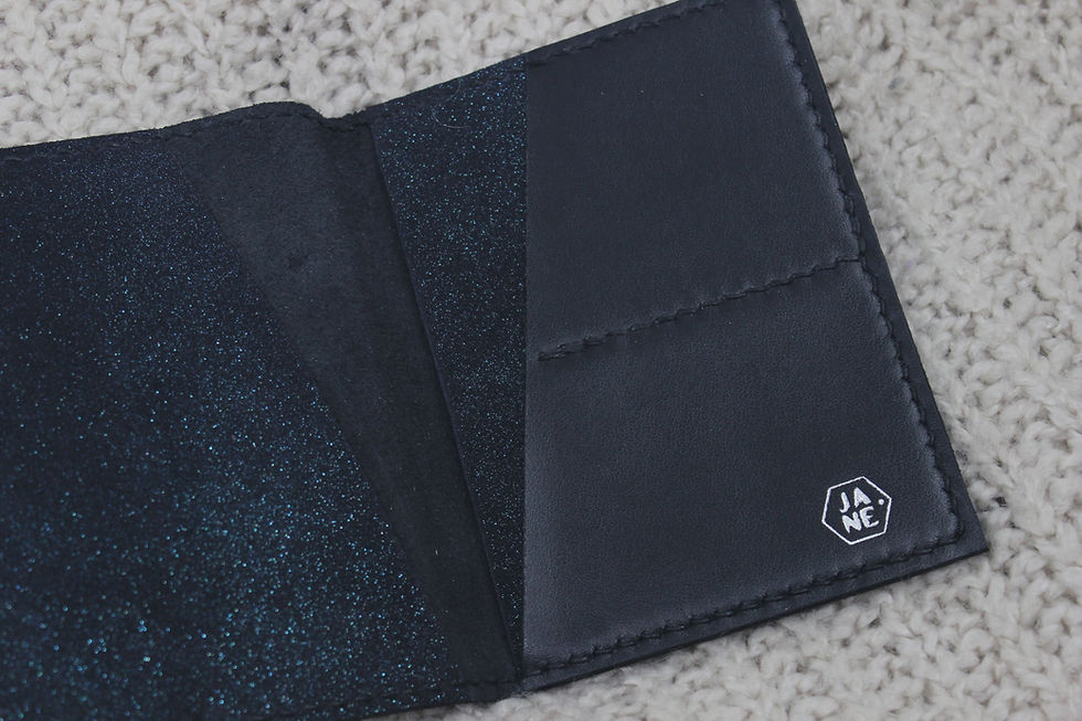 Miniature : Détail du porte-passeport BAO cuir noir et bleu pailleté.