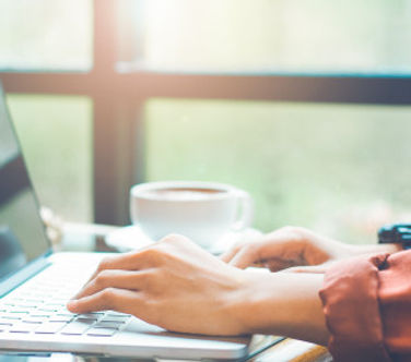 mujer-usando-computadora-portatil-mujer-