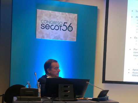 El Dr. García Alonso modera la mesa de la Comisión Nacional de la Especialidad de Traumatología
