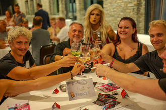 Bereits am Mittwochabend startete im Parkhotel im Pörtschach das Pink Lake Festival 2023 am Wörthersee. Mit dem Pre Opening oder besser gesagt der Quiznight - powered by Queerinthia (dem LGBTQIA+ Verein aus Klagenfurt) wurde bereits einem Tag vor der offiziellen Eröffnung des Pink Lake Festivals 2023 auf einen Drink mit den bereits angereisten Community gefeiert...