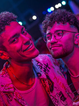 Am 13.06.2026 wird es im zakk Düsseldorf heiß – und das nicht nur wegen der Temperaturen. Mit der SCHAMLOS – Summer Heat Edition zieht eine Nacht ein, die nach Sommer, Beats, kalten Drinks und queerer Energie klingt.