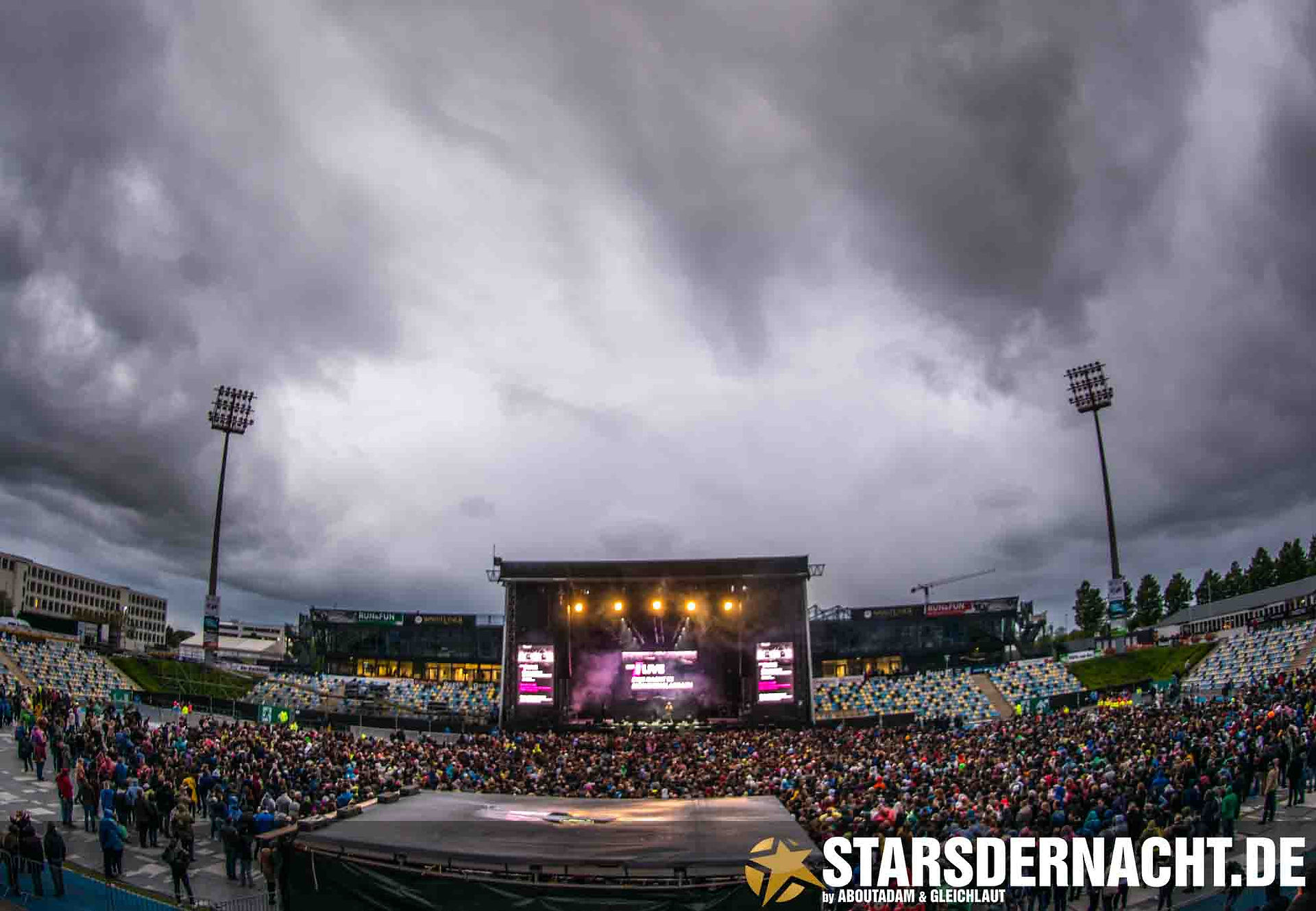 Es war kalt, regnerisch und auch ein wenig ungemütlich aber dennoch versammelten sich über 8.000 Besucher im Sparkassenpark in Mönchengladbach um bei den satten Beats von DJ MOGAI, Alle Farben, Lost Frequencies und Robin Schulz dem feuchten April Wetter zu trotzen.