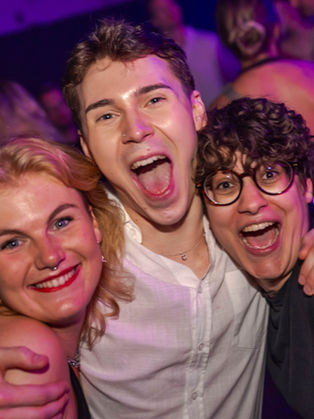 Wenn draußen die Kälte klirrt, zeigt sich der Winter von seiner heißesten Seite: Die Schamlos Winter Edition steht vor der Tür. Am 31.01.2026 wird ab 23:00 Uhr im zakk Düsseldorf die Heizung auf Anschlag gedreht