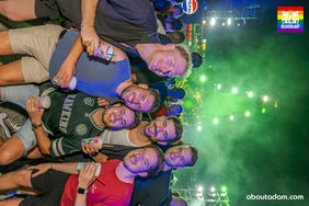 Gleichlaut ist auch in diesem Jahr live bei der Winter Pride Maspalomas dabei – einem der beliebtesten LGBTQ+-Events Europas. Am Mittwochabend haben wir uns direkt vor die Main Stage und in die legendäre Six Pack Zone im Yumbo Centrum begeben, um die energiegeladene Stimmung mit der Kamera einzufangen. Das Ergebnis: ein neues, aufregendes Fotoalbum voller Emotionen, Partyfeeling und echter Community-Momente.