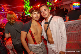 Gleichlaut ist auch in diesem Jahr live bei der Winter Pride Maspalomas dabei – einem der beliebtesten LGBTQ+-Events Europas. Am Mittwochabend haben wir uns direkt vor die Main Stage und in die legendäre Six Pack Zone im Yumbo Centrum begeben, um die energiegeladene Stimmung mit der Kamera einzufangen. Das Ergebnis: ein neues, aufregendes Fotoalbum voller Emotionen, Partyfeeling und echter Community-Momente.