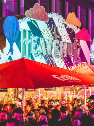 Nach vierjähriger Pause feiert die HEAVENUE Cologne ihr großes Comeback. Vom 17. November bis 23. Dezember 2025 verwandelt sie den Friesenplatz im Belgischen Viertel in ein einzigartiges Weihnachtswunderland.