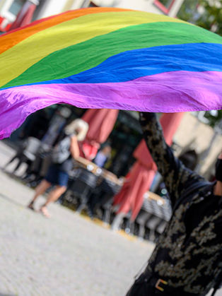 FLAGGE ZEIGEN IM PRIDE MONAT JUNI