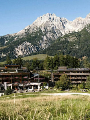Entfliehe dem Alltag auf der Forsthofalm – einzigartiges Holzhotel in Leogang, umgeben von majestätischer Bergkulisse. Genieße Bio-Kulinarik, Mondholz-Zimmer, Yoga & Outdoor-Abenteuer. Hier bestimmst du deinen Rhythmus.