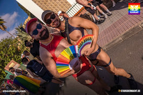 Maspalomas Winter Pride 2025 - Der Pride Walk ist das große Highlight des Winter Pride-Wochenendes: Am Samstag, den 15. November 2025, ziehen tausende Menschen durch Maspalomas, um ein starkes Zeichen für Gleichheit, Vielfalt und Freiheit zu setzen. GLEICHLAUT war mit der Kamera dabei