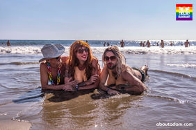 Gleichlaut war 2025 erstmals live bei der Winter Pride Maspalomas dabei – und hat die besondere Stimmung dieses einzigartigen LGBTQ+-Events auf Gran Canaria hautnah miterlebt. Besonders am 11. November 2025 um 11:11 Uhrwar unser Team mit der Kamera am legendären Gay Beach von Maspalomas, um Sonne, Spaß und Gemeinschaft in eindrucksvollen Fotos festzuhalten.
