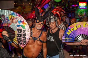 Gleichlaut war auch am Donnerstagabend live bei der Winter Pride Maspalomas dabei – einem der buntesten und beliebtesten LGBTQ+ Festivals weltweit. Dieser Abend war ein absolutes Highlight, denn auf der Main Stage begeisterte Hauptact Katy Ryan die Massen und verwandelte das Yumbo Centrum in ein Meer aus Musik, Emotionen und Pride-Power. Natürlich waren wir mit der Kamera mitten im Geschehen und haben beeindruckende Bilder mitgebracht.