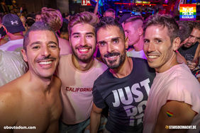 Gleichlaut war auch am Samstagabend live und voller Energie beim Winter Pride Maspalomas dabei – einem der intensivsten und emotionalsten Abende des gesamten Festivals. Nach dem farbenfrohen Pride Walk feierte die Community vor der Main Stage die große Pride Walk Afterparty, und selbstverständlich war Gleichlaut mit Kamera und Team mitten im Geschehen.
Auch in der Six Pack Zone im Yumbo Centrum, dem Party-Hotspot der Nacht, haben wir wieder einzigartige Momente eingefangen. Es war für Gleichlaut zwar der letzte Abend der diesjährigen Winter Pride – aber ganz sicher nicht das letzte Mal, dass wir dabei sind.